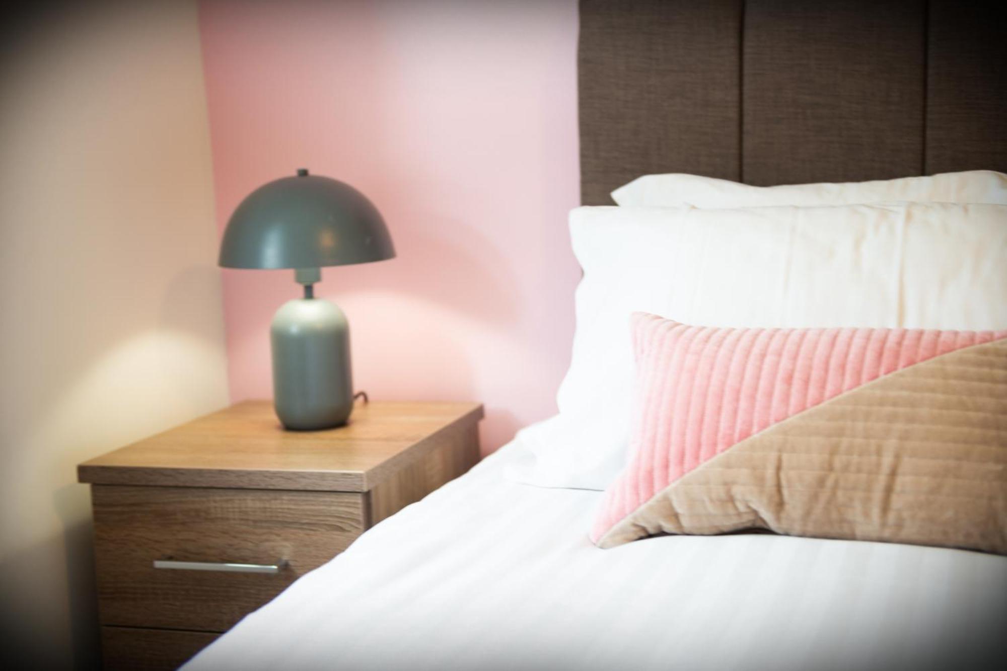 The 'Pinky' - Beautiful 1 Bed Apartment In Hatfield - Free Parking - Near Uni & Business Park - Big Savings On Long Stays エクステリア 写真